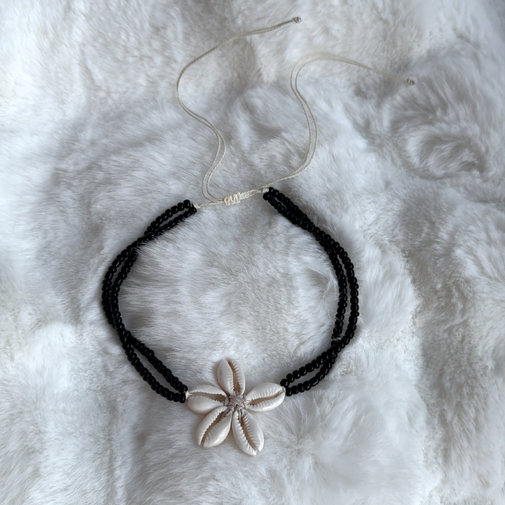 Elegant Shell Pendant Necklace NEW 🏷️ - Picture 2 of 3